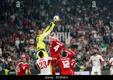 15 janvier 2019 : Amer Shafi de Jordanie la boxe le ballon en face de Mohammed Saleh de Palestine au cours de la Palestine v Jordanie au Mohammed Bin Zayed Stadium à Abu Dhabi, Émirats arabes unis, AFC Asian Cup, championnat de football d'Asie. Ulrik Pedersen/CSM. Banque D'Images