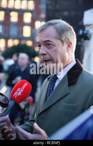 Londres, Royaume-Uni. 15 janvier, 2019. Nigel Farage parle aux médias sur College Green crédit : George Cracknell Wright/Alamy Live News Banque D'Images