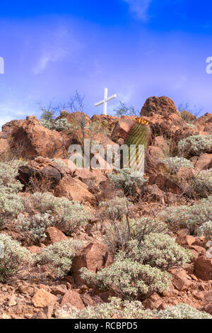 Croix chrétienne blanche au sommet d'une colline proche de la Mission San Xavier del Bac à Tucson, AZ Banque D'Images