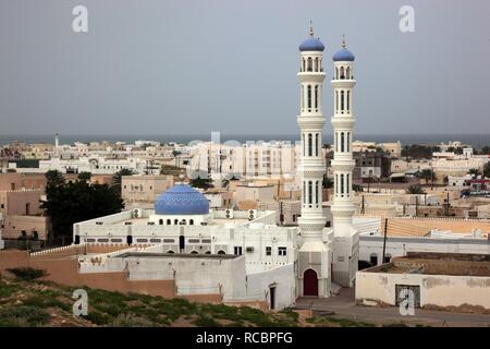 Vue sur la mosquée et de la ville de Sur, Oman, Péninsule Arabique, au Moyen-Orient, en Asie Banque D'Images
