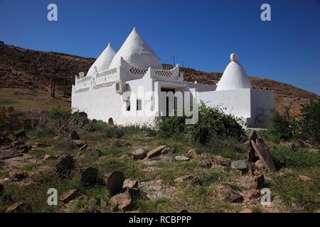 Cimetière d'Arabie et de la tombe de Sheikh Muhammad bin Ali al-Alawi, Mirbat, Oman, Péninsule Arabique, au Moyen-Orient, en Asie Banque D'Images