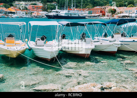 Paysages d'été de port Fiskardo. Petite excursion bateaux amarrés à la jetée. Une scène pittoresque de l'île de Céphalonie, Grèce, Europe. Voyages Vacances Banque D'Images