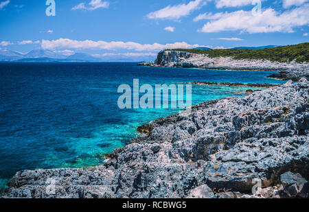 La vue étonnante de crystal clear Blue water et falaises à couper le souffle en Grèce. Paysage marin grec Banque D'Images