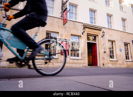 L'extérieur de l'Eagle pub dans le centre de la ville de Cambridge a été rendu célèbre par son plafond de messages laissés par la RAF. Banque D'Images