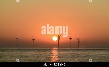 Lever du soleil dans la mer de moulins à vent, dans la région de East Anglia, Grande-Bretagne Banque D'Images