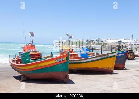 Le pittoresque village de pêcheurs, Arniston Agulhas, Western Cape, Afrique du Sud, une destination touristique populaire avec des vieux bateaux de pêche en bois sur t Banque D'Images