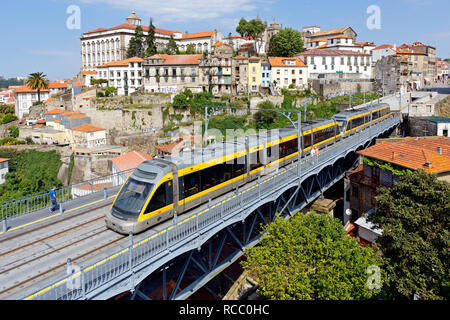 Porto, Portugal - 15 mai 2014 : le pont supérieur du vieux pont D. Luis voir le métro de surface et une partie de la vieille ville Banque D'Images