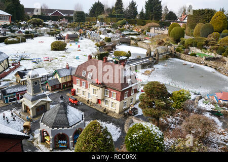 Vue Sur Bekonscot Model Village, Beaconsfield, Buckinghamshire, Royaume-Uni. En hiver neige. Banque D'Images