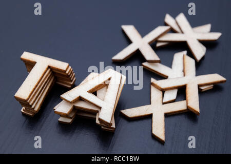 L'inscription est organisé à partir de lettres coupé de bois sur la table. Le mot - l'impôt. Fond sombre. Banque D'Images