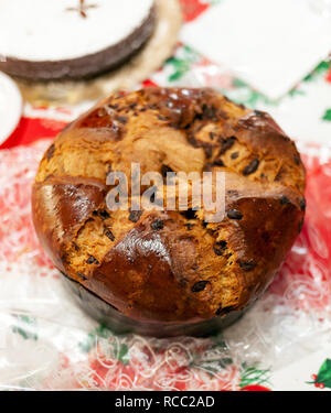 Vue de dessus d'un panettone, doux Noël typiquement italien. Banque D'Images