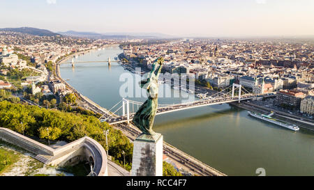 Statue de la liberté Szabadság szobor, Citadella, Budapest, Hongrie Banque D'Images