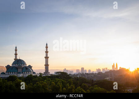 Mosquée fédéral au cours de l'aube avec Kuala Lumpur Cityscape Banque D'Images