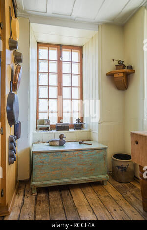 Coin cuisine mur avec l'étain et le cuivre de cuisine, casseroles et de meubles anciens en bois peint turquoise pâle caisse de rangement à l'intérieur d'une ancienne maison en pierre de 1835 Banque D'Images