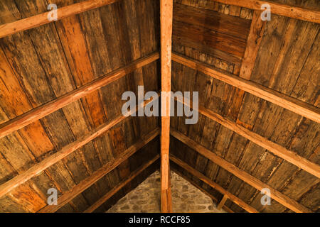 Poutres en bois et toit en planches à l'intérieur du grenier une vieille maison en pierre des Canadiana 1752 Banque D'Images