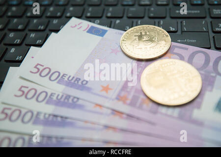 Le Bitcoin or billet d'Euro. Image symbolique de l'argent virtuel. Banque D'Images