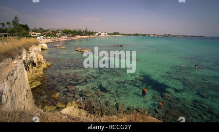 Belle plage avec mer transparente, en Sicile, Italie. Banque D'Images