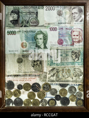 Des billets et des pièces d'exposition du 'Cri', l'Italien monnaie avant l'euro . Banque D'Images