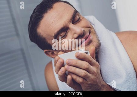 Heureux homme séropositif enjoying coffee Banque D'Images