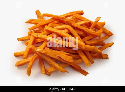 Tas de fried chips de pomme de terre douce mince et croustillante sur fond blanc adapté pour un menu ou de publicité Banque D'Images