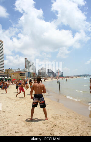 Tel Aviv, Israël - 7 juin 2013 : Groupe de jeunes jouant sur la plage. Tel Aviv, Israël Banque D'Images