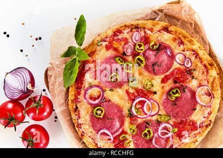 Diavolo italien pizza avec hot piment jalapeno, les tomates et l'oignon, décoré de feuille de basilic frais. Vue d'en haut Banque D'Images