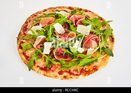 Margherita pizza garnie de jambon prosciutto et roquette vert frais garni de fromage parmesan émietté vue ensemble on white Banque D'Images