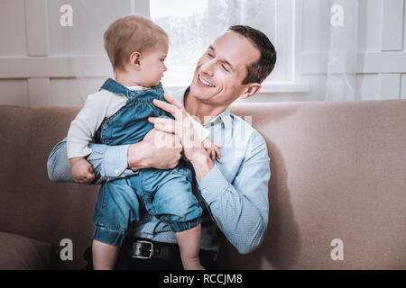 Un homme agréable de passer du temps ensemble avec son enfant Banque D'Images