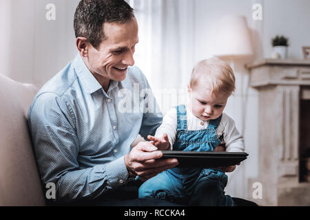 Nice cute baby holding a tablet Banque D'Images