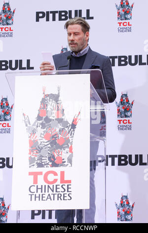 Pitbull est honoré d'un côté et à la cérémonie empreinte de théâtre chinois de Grauman avec : John Travolta Où : Los Angeles, California, United States Quand : 14 Déc 2018 Crédit : Sheri/WENN.com Determan Banque D'Images