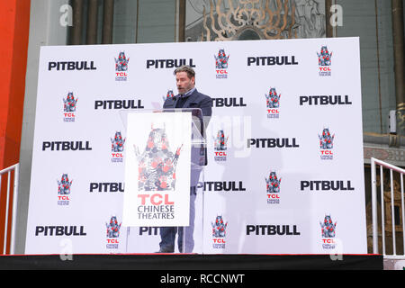 Pitbull est honoré d'un côté et à la cérémonie empreinte de théâtre chinois de Grauman avec : John Travolta Où : Los Angeles, California, United States Quand : 14 Déc 2018 Crédit : Sheri/WENN.com Determan Banque D'Images
