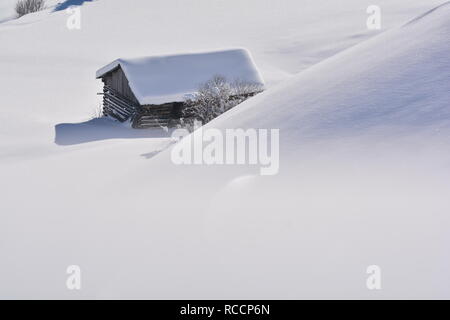 Chalet en bois dans la neige profonde. Hiver dans les Alpes autrichiennes Banque D'Images