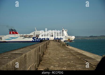 Le Stena Line ferry irlandais de l'aventurier, en passant par le brise-lames, phare de Holyhead Holyhead, Anglesey, au nord du Pays de Galles, Royaume-Uni Banque D'Images