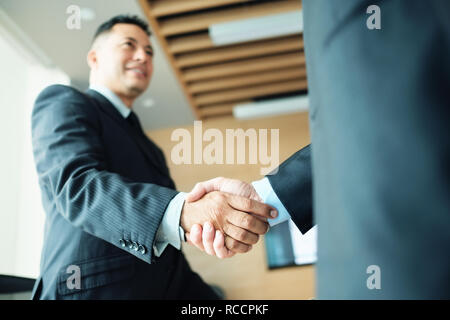 Manager en serrant la main d'collègue après réunion d'affaires pour le contrat Banque D'Images