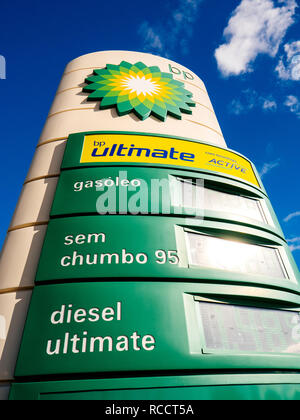 Lisbonne, PORTUGAL - DEC 10, 2018 : Vue de dessous de la British Petroleum BP totem montrant tous les prix de l'essence à la station moderne sur les rues de Lisbonne - les prix du carburant diesel et de carburant Banque D'Images