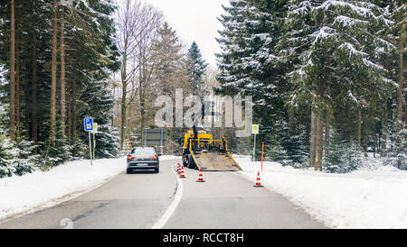 BADEN Wurtemberg, Allemagne - DEC 25, 2018 : point de vue du conducteur de dépanneuse voiture de sécurité sécurité de l'ADAC location aider pendant accident en forêt route enneigée. ADAC est l'abréviation de l'Allgemeiner Deutscher Automobil-Club Banque D'Images