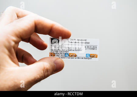 PARIS, FRANCE - DEC 21, 2018 : Man holding contre fond blanc avec ticket de métro RER Aéroport Charles de gaulle terminal 2 au centre de Paris Banque D'Images