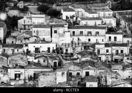 Modica vue, noir et blanc, Sicile, Italie Banque D'Images