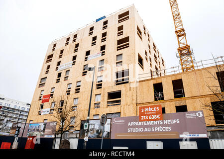 STRASBOURG, FRANCE - DEC 18, 2018 : Construction du bâtiment en bois de haute élevée appartement à Strasbourg Banque D'Images