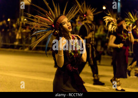 Chicago, Illinois, USA - 21 octobre 2017 : l'art dans l'obscurité, la parade d'Halloween, les gens qui portent des tenues colorées marcher dans Columbus Street. Banque D'Images