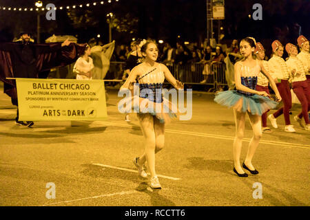 Chicago, Illinois, USA - 21 octobre 2017 : l'art dans l'obscurité, la parade d'Halloween, les gens qui portent des tenues colorées marcher dans Columbus Street. Banque D'Images