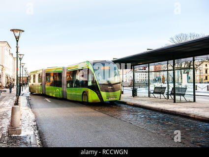 Malmö, Suède - 29 déc 2014 : double articulé Van Hool 324h hybride 24 Exequicity exploité par Skanetrafiken arrivant dans la station de bus sur une froide journée d'hiver - ecologic transports publics Ligne 5 à Malmo Banque D'Images