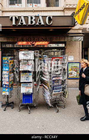 PARIS, FRANCE - MAR 15, 2018 : l'achat du quotidien français Libération à kiosque presse parisienne avec Stephen Hawking portrait l'anglais physicien théorique, la cosmologue dead le 14 mars 2018 kiosque de presse en plein air Banque D'Images