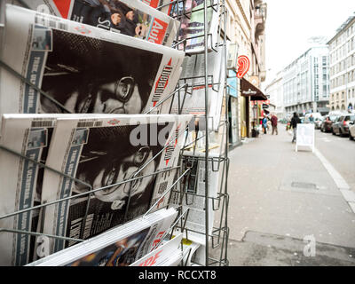 PARIS, FRANCE - MAR 15, 2018 journal Libération Français : avec portrait de l'anglais Stephen Hawking physicien théorique, mort le 14 mars cosmologue 2018 Banque D'Images