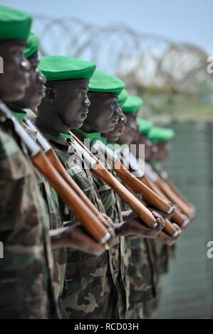 Des soldats de l'Union africaine en attente d'une garde d'honneur comme nouveau commandant de la Force de l'AMISOM, le général Silas Ntigurirwa, aujourd'hui prend le commandement de la Mission de l'Union africaine en Somalie le 16 décembre. L'ONU de l'UA (11401850815) PHOTO IST. Banque D'Images