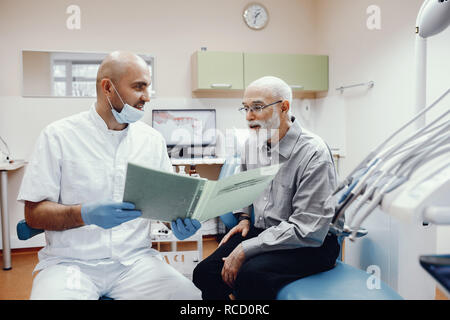 Vieil homme assis dans le bureau du dentiste Banque D'Images