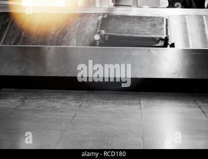 Convoyeur à bande avec une valise dans l'aéroport moderne - noir et blanc Banque D'Images