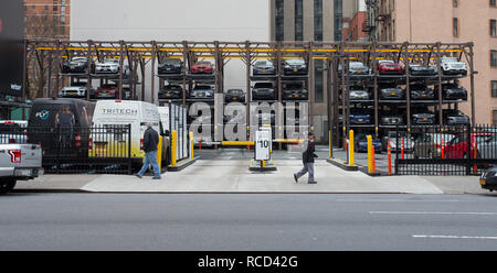 Edison, ParkFast 451 9th Avenue, New York, NY 10018, USA. Un parking lot parking empilées en Amérique. Banque D'Images