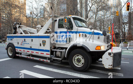 Un NYPD (New York Police Department, la dépanneuse sur la rue à New York, NY, USA. Banque D'Images