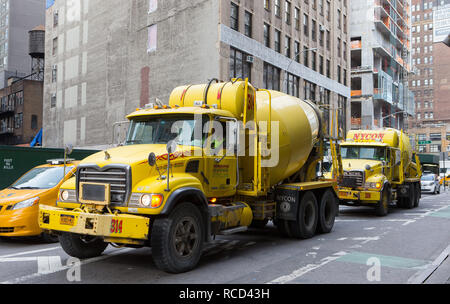 Deux NYCON Nycon (New York) Béton Mack granite bétonnière camions sur la rue à New York, NY, USA. Banque D'Images