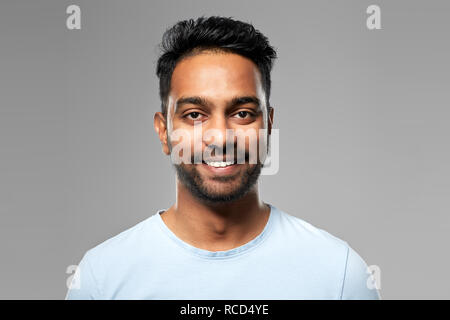 Jeune Indien sur fond gris Banque D'Images